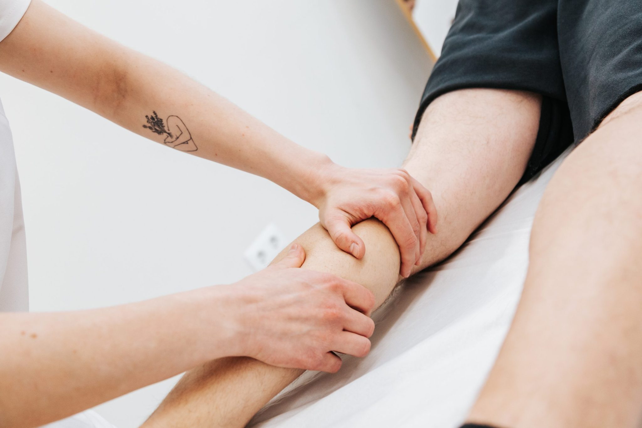 Tratamiento de fisioterapia en una pierna.