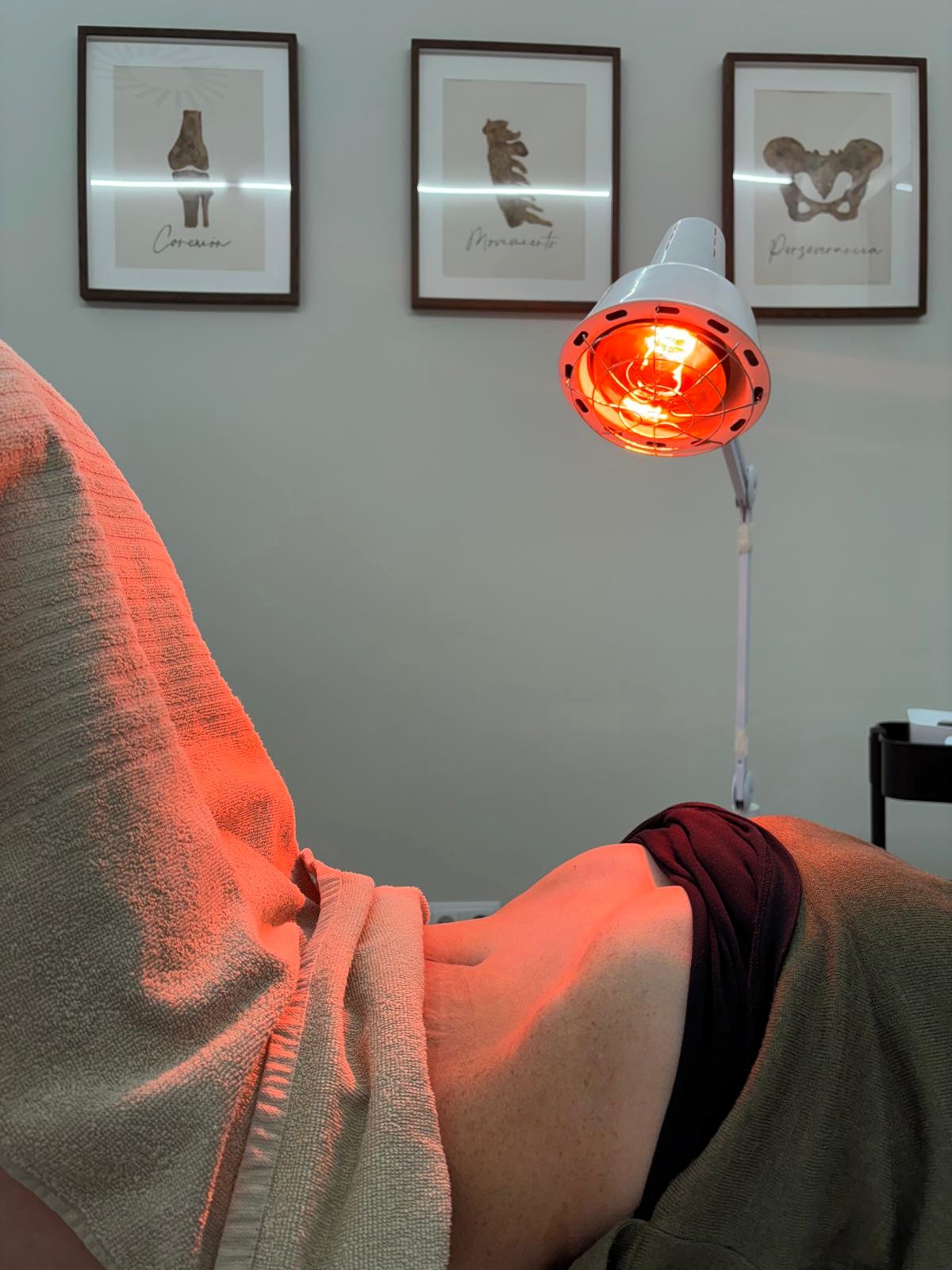 Persona recibiendo terapia de luz en la zona lumbar.