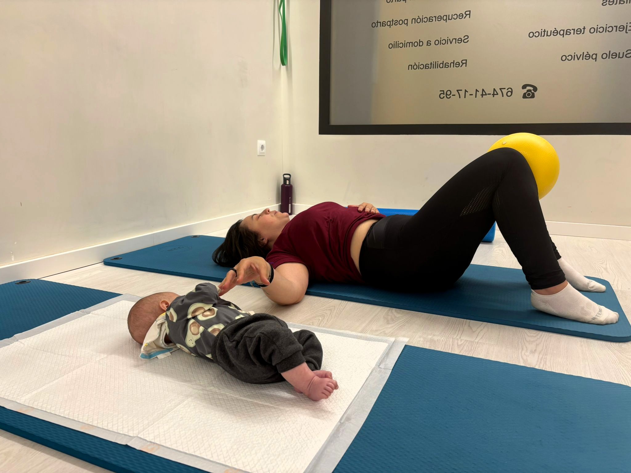 Mujer y bebé en clase de ejercicio juntos